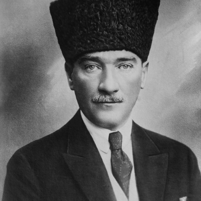 Read more about the article Rüyada Mustafa Kemal Atatürk’ü Görmek Ve Psikolojik Yorum